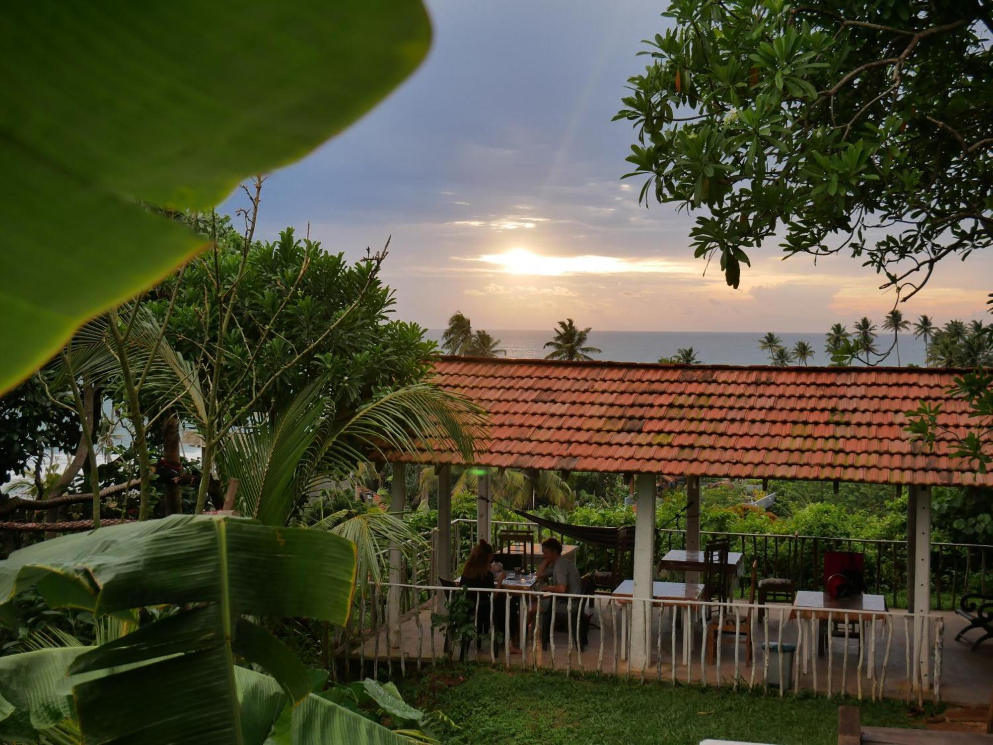 Sky Mountain Cafe With Seaview Acomodação com café da manhã Weligama Exterior foto