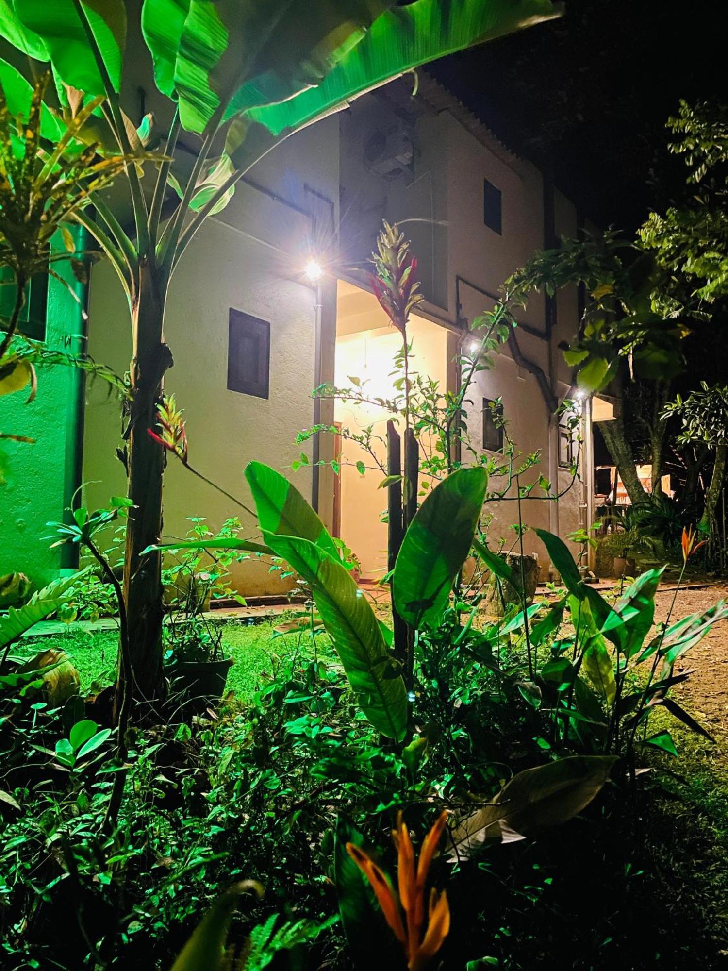 Sky Mountain Cafe With Seaview Acomodação com café da manhã Weligama Exterior foto